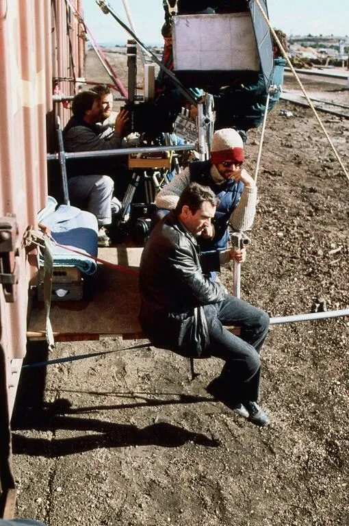 Where to Watch Midnight Run cast photo featuring the main actors from the movie in a promotional group shot